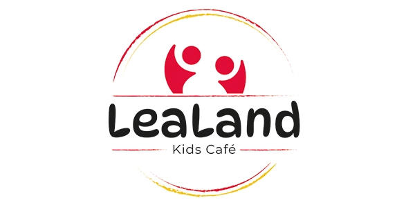 Das Logo des Lealand Kids Café, das von einer renommierten Werbeagentur in Düsseldorf entworfen wurde, zeigt stilisierte rote Figuren mit erhobenen Armen innerhalb eines kreisförmigen Pinselstrichdesigns.